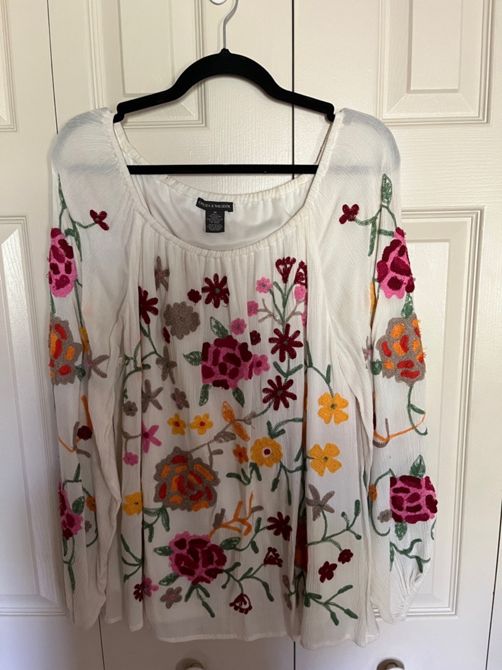 Chelsea & Theodore White Floral Embroidered Peasant Top size medium